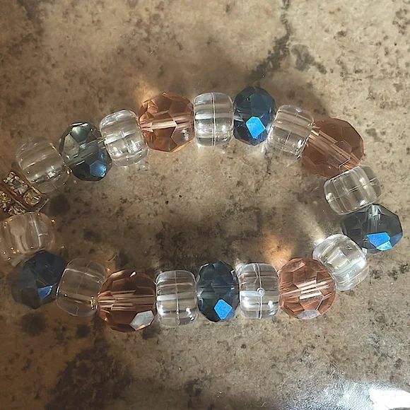 I am selling bracelets for $2 a Hope to start a small business👍🏾